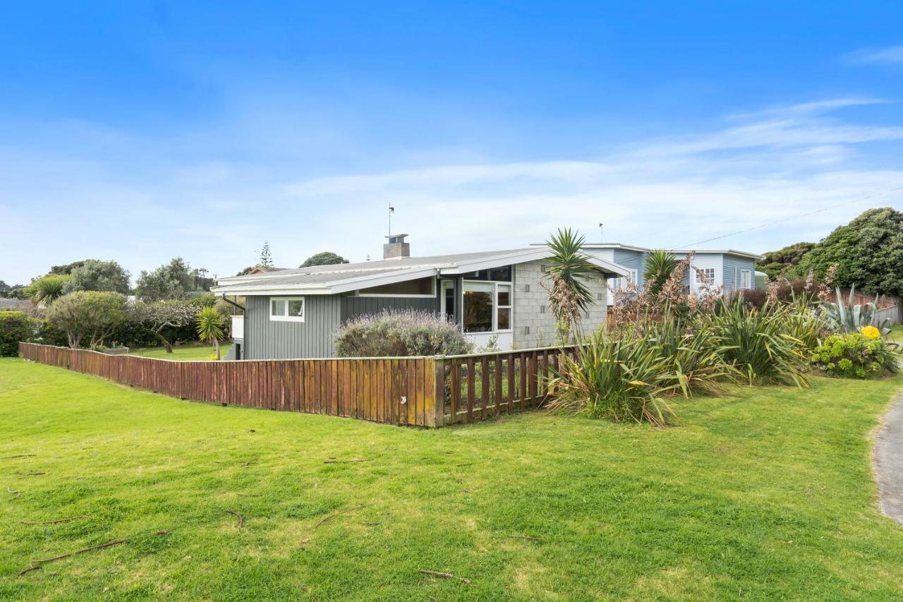 Queenie - Waikanae Beach Holiday Home Eksteriør billede